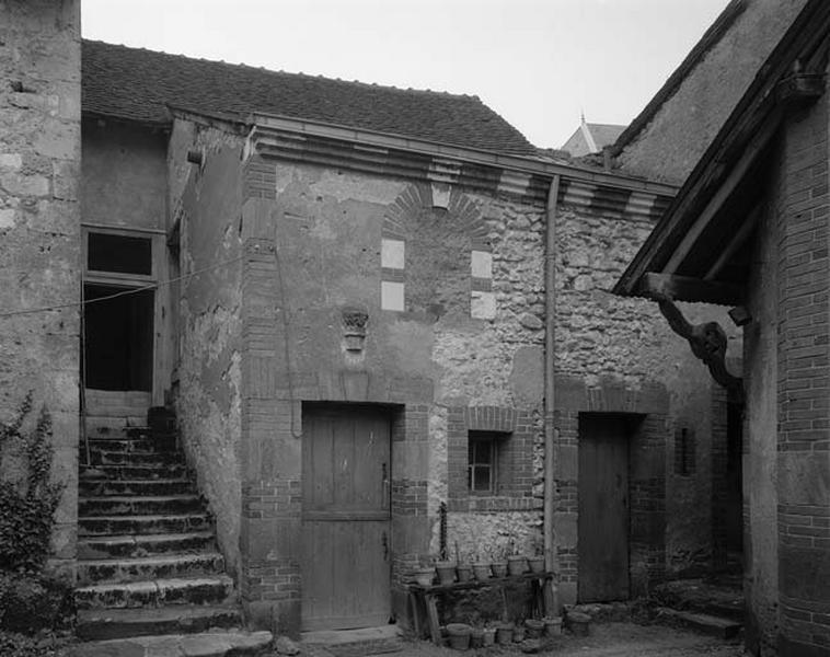 Réemploi, bâtiment perpendiculaire accolé à la première travée sud, mur Est, chapiteau en réemploi.