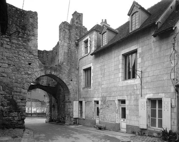 Front Est ; Porte Est, élévation postérieure ; prieuré pris du sud-Est.