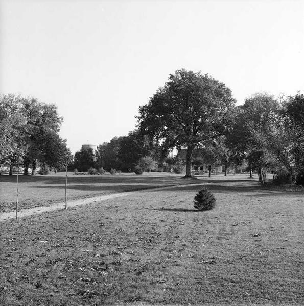 Vue prise des jardins.