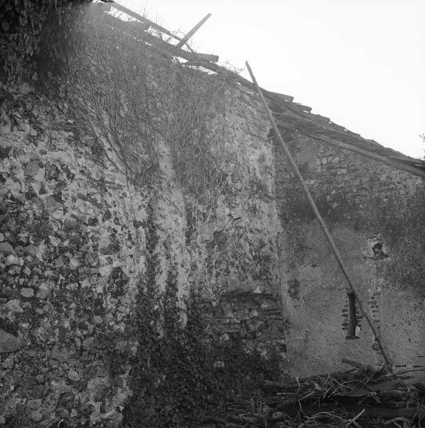 Vestiges d'une façade.
