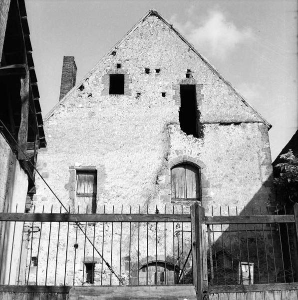 Façade postérieure, pignon et baies.