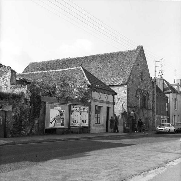 Façade à pignon sur rue présentant deux baies géminées.