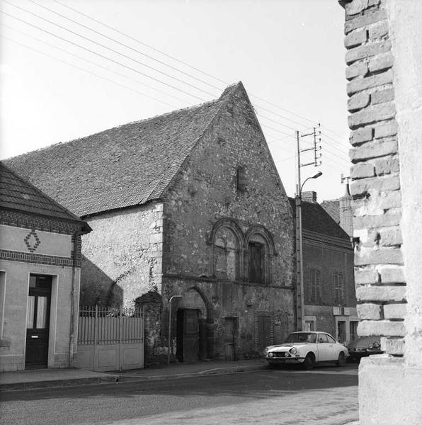 Façade à pignon sur rue présentant deux baies géminées.