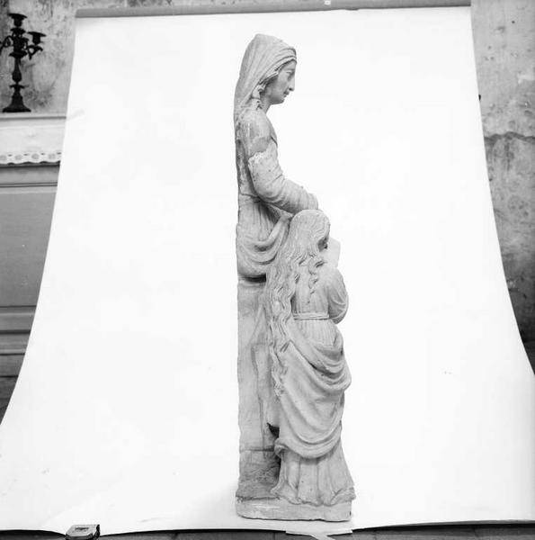 Vue du profil droit de Sainte-Anne et la Vierge.