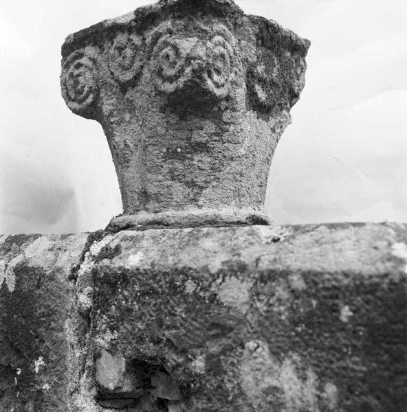 Autre face du premier chapiteau déposé dans le jardin de l'ancien presbytère de Maray.