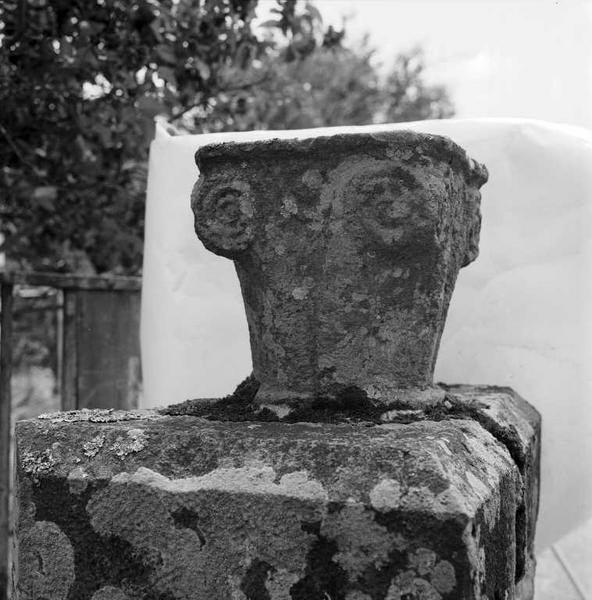 Autre face du premier chapiteau déposé dans le jardin de l'ancien presbytère de Maray.