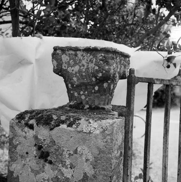 Deuxième chapiteau déposé dans le jardin de l'ancien presbytère de Maray.