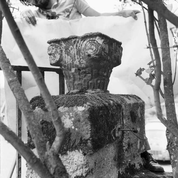 Autre face du deuxième chapiteau déposé dans le jardin de l'ancien presbytère de Maray.