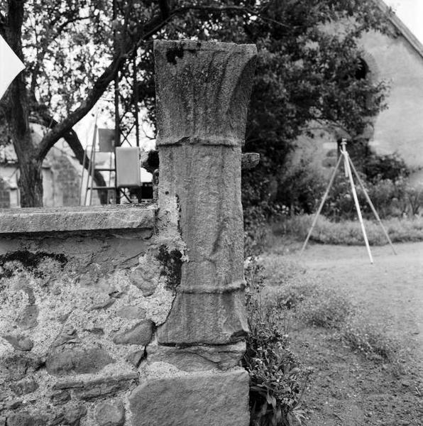 Troisième chapiteau et colonne déposé dans le jardin de l'ancien presbytère de Maray.