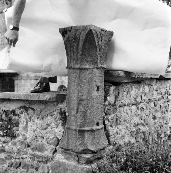 Autre face du troisième chapiteau et colonne déposé dans le jardin de l'ancien presbytère de Maray.