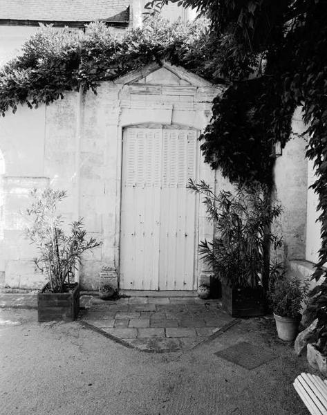 Cloître, galerie nord, côté cour, porte ouest, face externe.