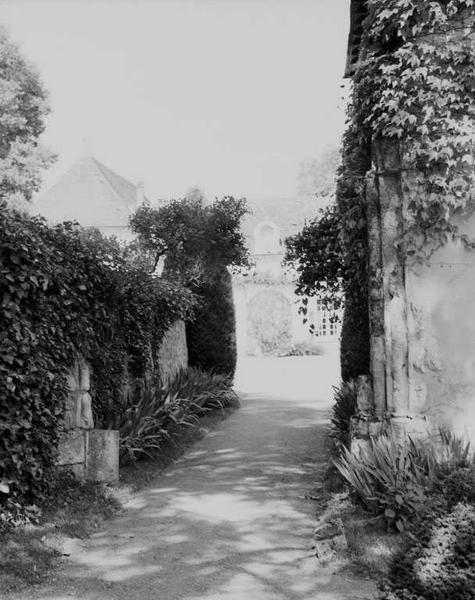 Salle capitulaire, piédroit d'une baie adossée à l'angle sud-Est.