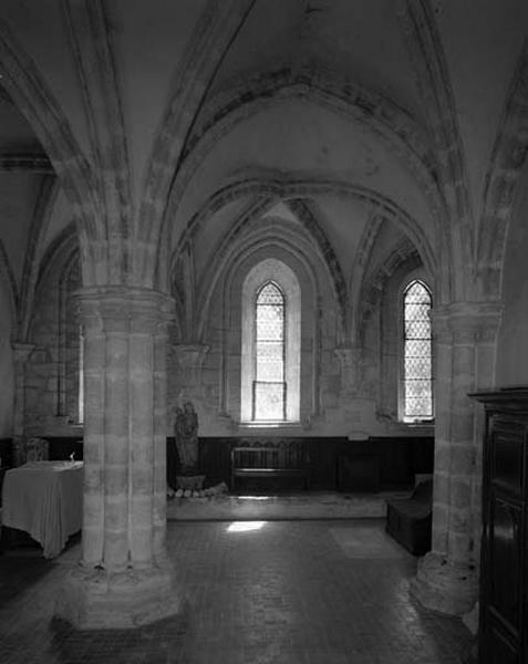 Intérieur de la salle capitulaire, vue générale prise du portail d'entrée.