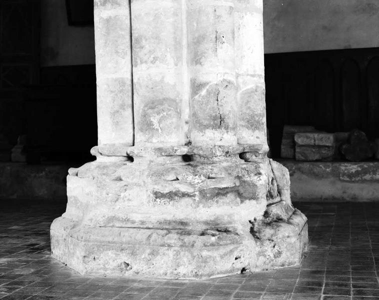 Salle capitulaire, pilier fasciculé central, base prise du sud.