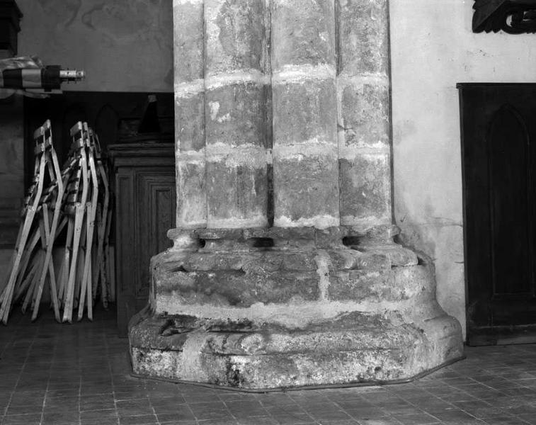 Salle capitulaire, pilier fasciculé, base prise du nord.