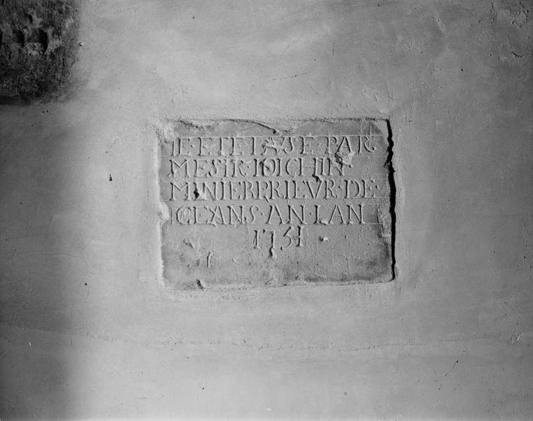 Salle capitulaire, mur Est, face interne, inscription gravée : 'JE ETE PAVSE PAR MESIR IOICHIN MINIER PRIEUR DE CEANS AN LAN 1751'.