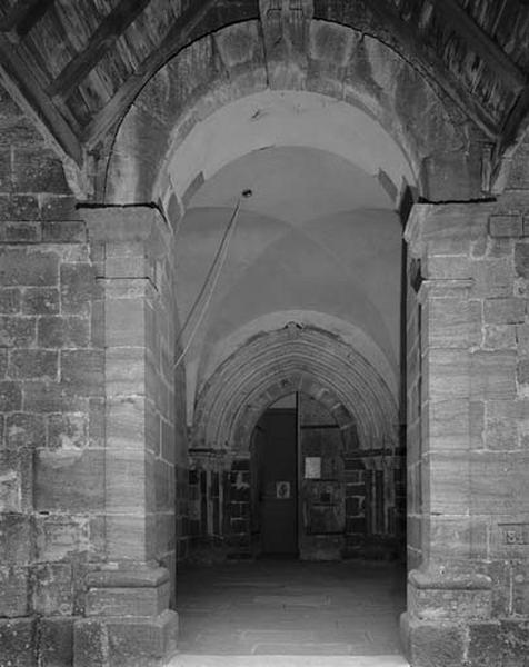 Clocher-porche, porte d'entrée, vue vers le portail d'entrée de la nef.