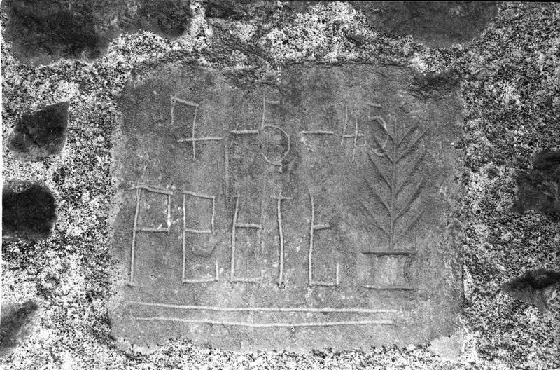 Clocher-porche, mur ouest, face interne ; inscription gravée à la pointe sur le deuxième étage.