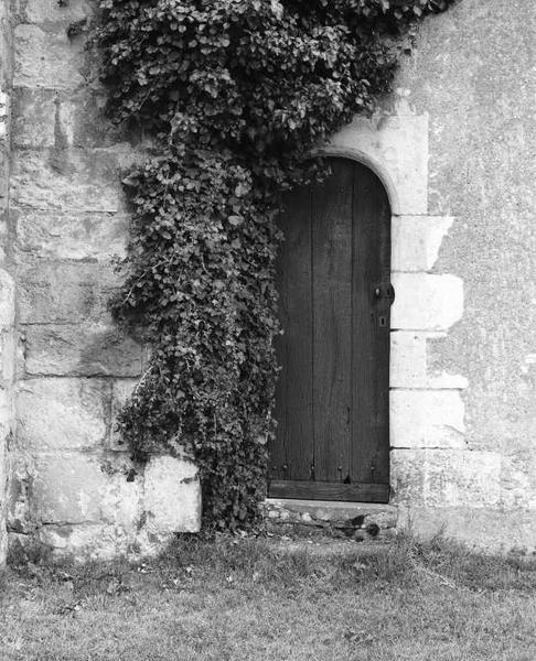 Façade latérale sud : détail de la porte de la sacristie.