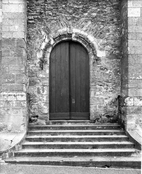 Façade occidentale : porte du clocher-porche.