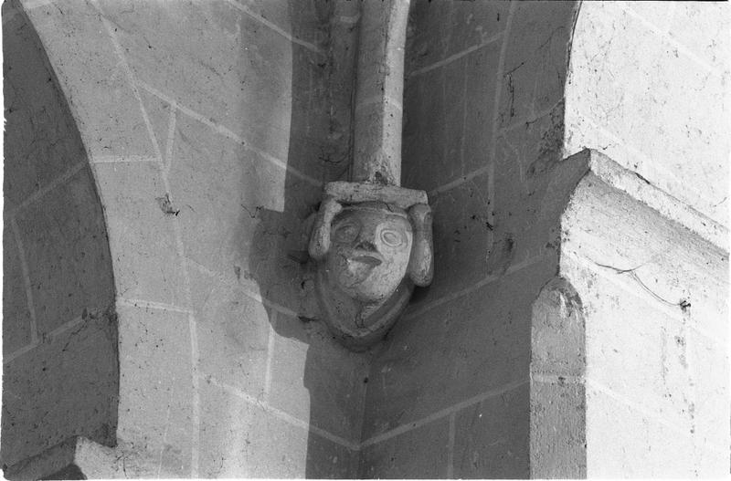 Retombée d'ogive de la fausse croisée de transept, angle nord-est, détail cul-de-lampe figuré.