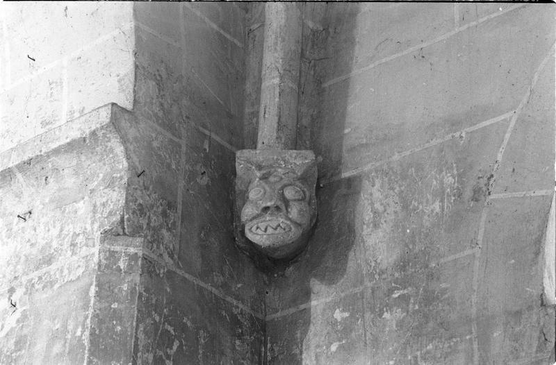 Retombée d'ogive de la fausse croisée de transept, angle sud-est, détail cul-de-lampe figuré.