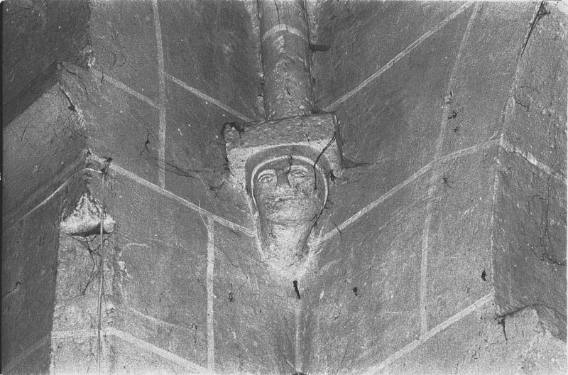 Retombée d'ogive de la fausse croisée de transept, angle nord-ouest, détail cul-de-lampe figuré.