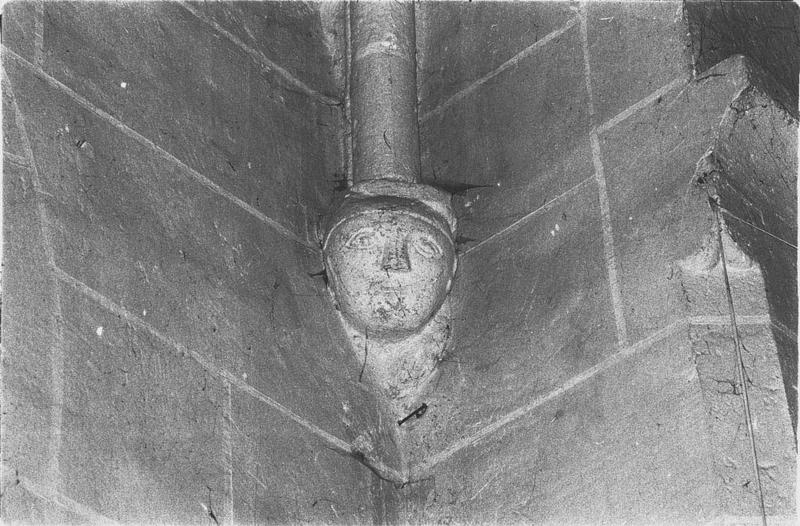 Retombée d'ogive de la fausse croisée de transept, angle sud-ouest, détail cul-de-lampe figuré.