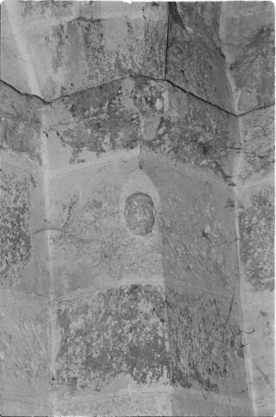 Chapelle au nord de l'avant-choeur, exemple de tête sculptée sur chanfrein de pilier.