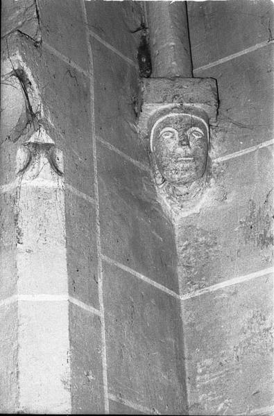 Chapelle au nord de l'avant-choeur, angle sud-ouest, détail cul-de-lampe figuré.