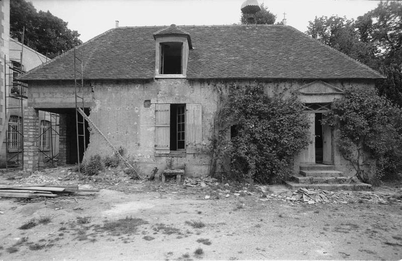 Façade ouest de la chapelle, (porte d'entrée à droite).