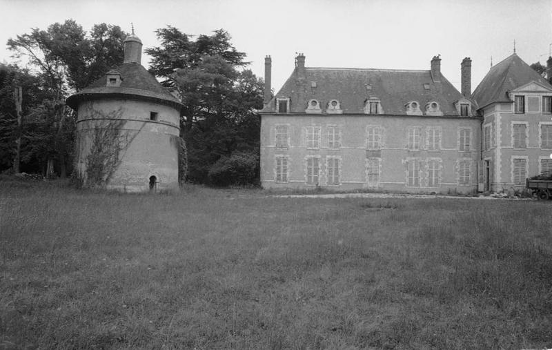 Vue d'ensemble de la façade sud et du colombier.