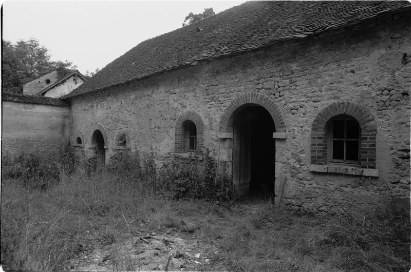 Façade est des écuries.