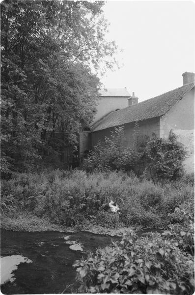 Vue d'ensemble du moulin, prise du pont sur l'Oeuf.