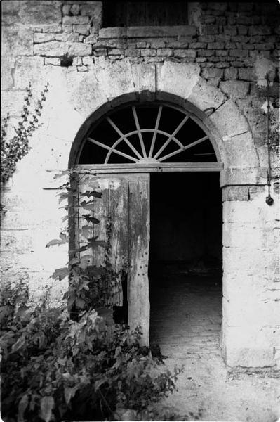 Porte d'entrée du moulin et claveau daté 1829.