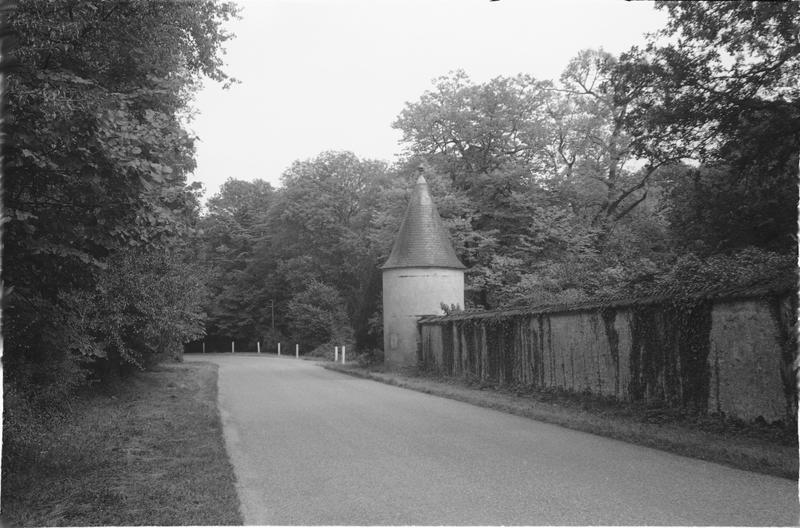 Tourelle donnant sur la route de Pithiviers.