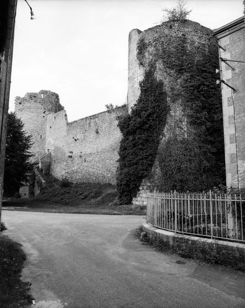 Façade est, vue d'ensemble des tours nord-est, sud-est et courtine.