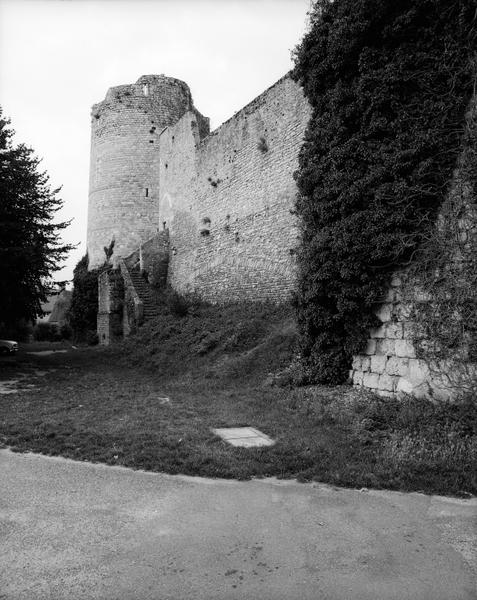 Façade est, détail des tours nord-est, sud-est et courtine.