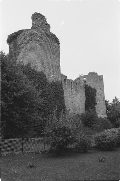 Façade occidentale, vue d'ensemble des tours nord-ouest, sud-ouest et courtine.