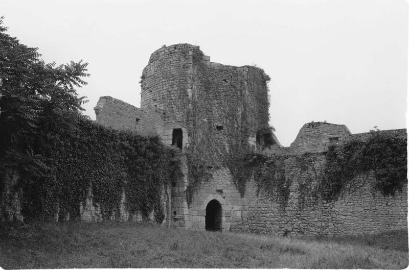 Façade sur cour, vue d'ensemble de la tour sud-est.