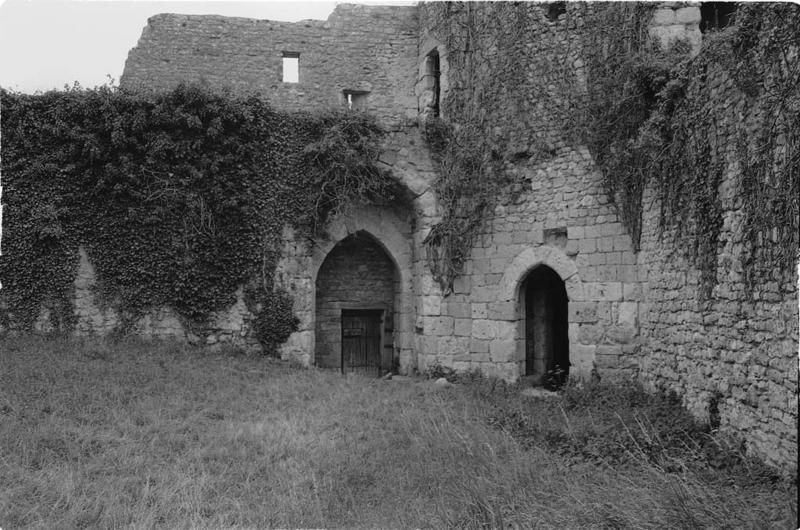 Façade sur cour de la tour sud-est, angle nord-est, détail porte d'entrée et porte de la tour.