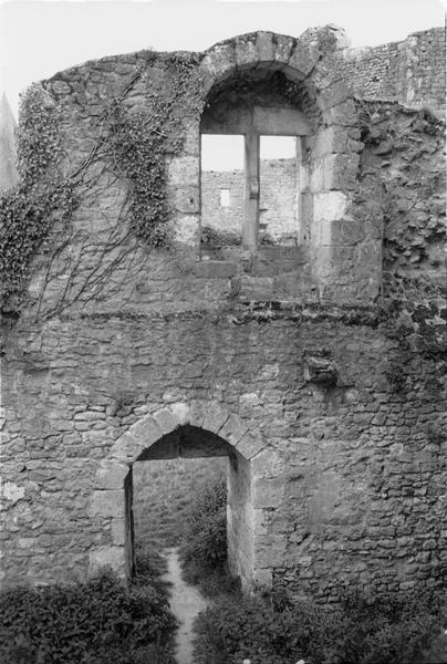 Façade est sur cour, pièce sud, détail des baies du logis.