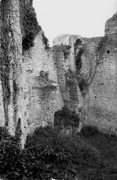 Logis, cheminée sur le mur ouest.