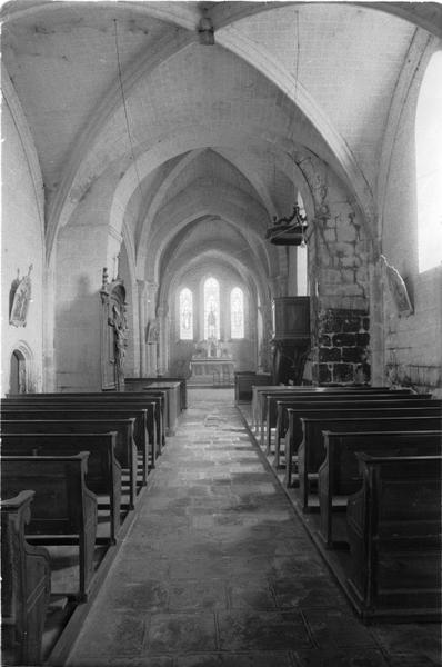 Vue axiale de la nef vers le choeur.