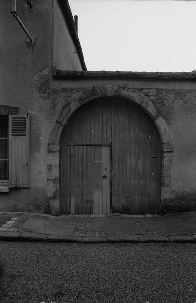 Vue d'ensemble de la porte cochère datée '1669'.