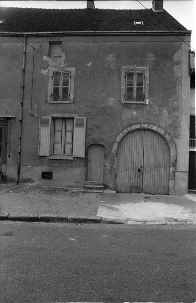 Vue d'ensemble de la porte cochère.