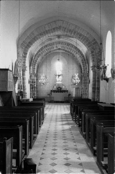 Vue axiale de la nef vers le choeur.