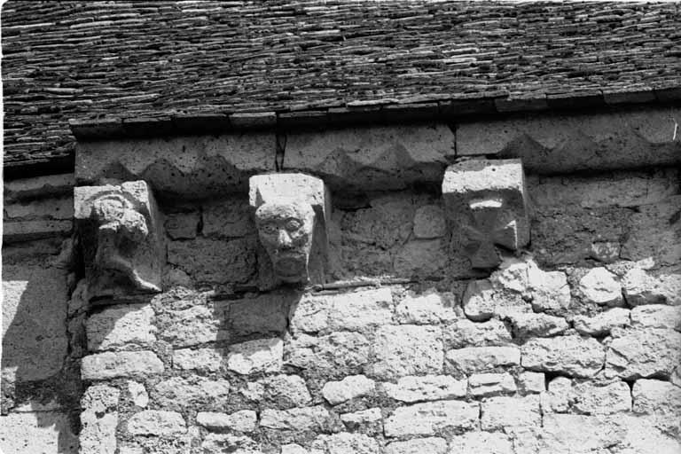 Détail des modillons du mur sud vers l'ouest.