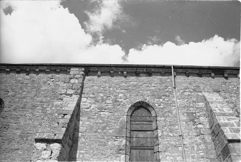 Modillons du mur sud dans sa partie centrale.