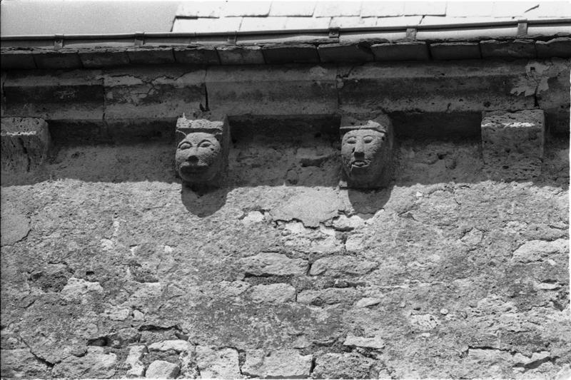 Détail modillons du mur sud d'ouest en est.